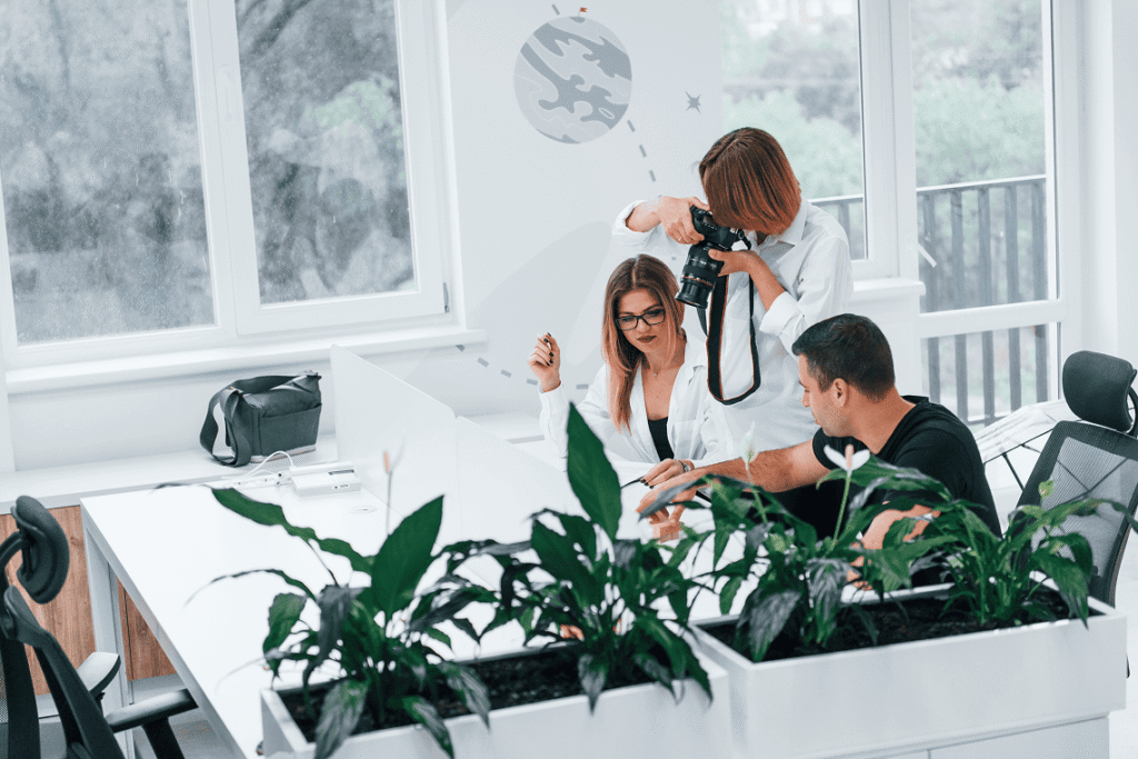 Photographer of a Digital Marketing team taking corporative fotos.
